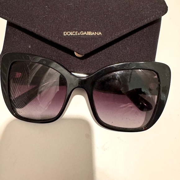 Authentic Dolce&Gabbana Black cat eye frame grey lense
DG4348 - Picture 11 of 11